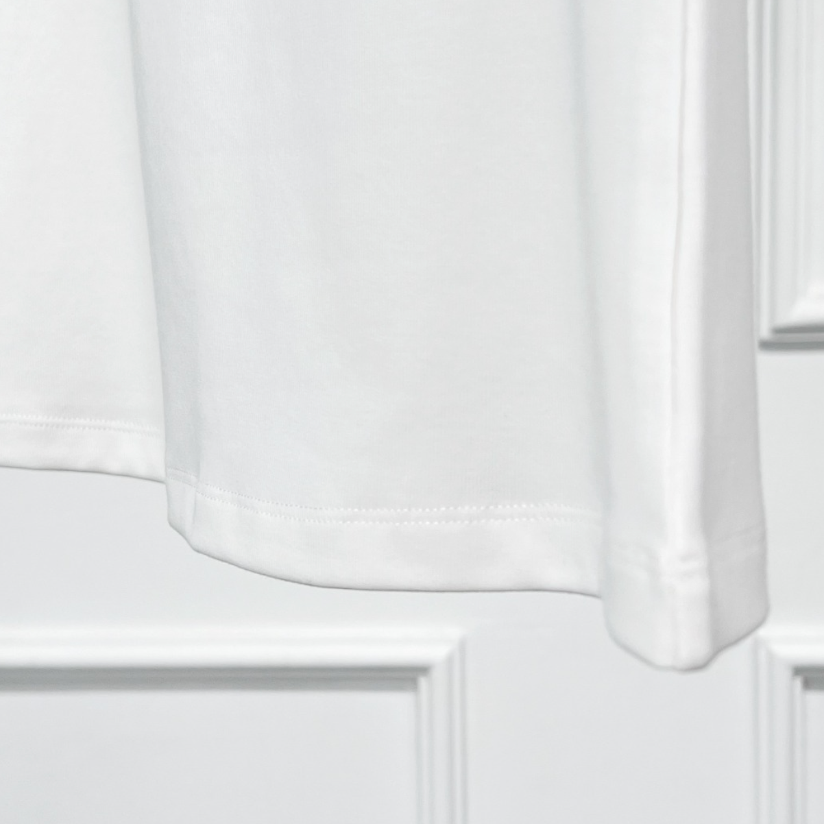 V-neck T-shirt / white