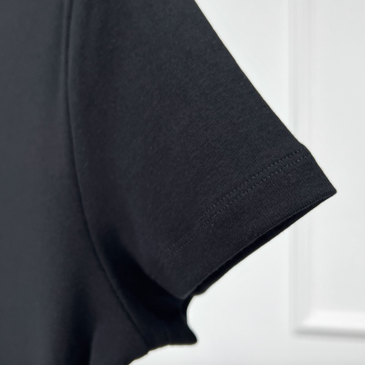 V-neck T-shirt / black