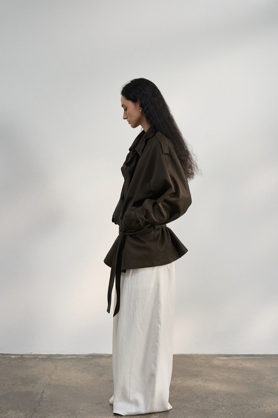 Over short leather trench coat / dark brown