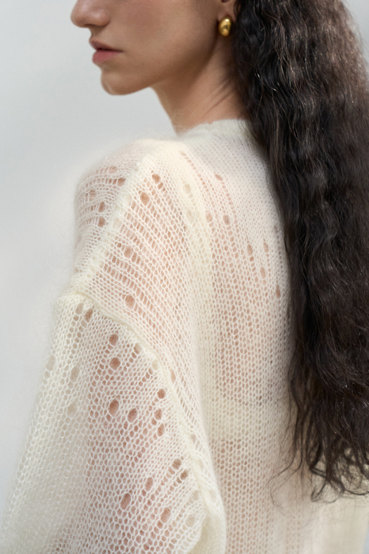 Airy sheer knit tops / white