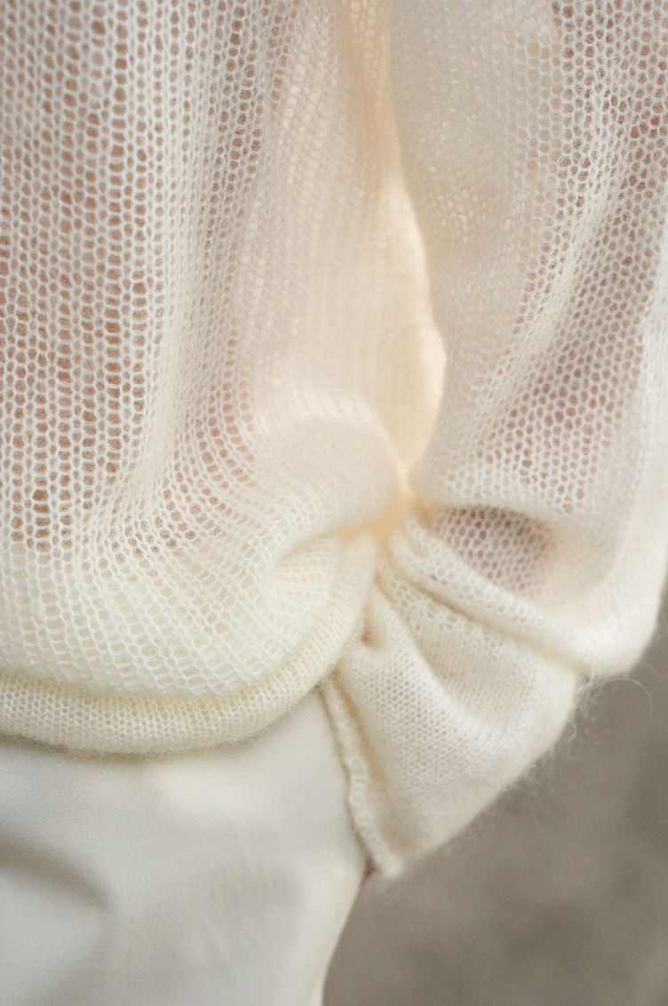 Airy sheer knit tops / white