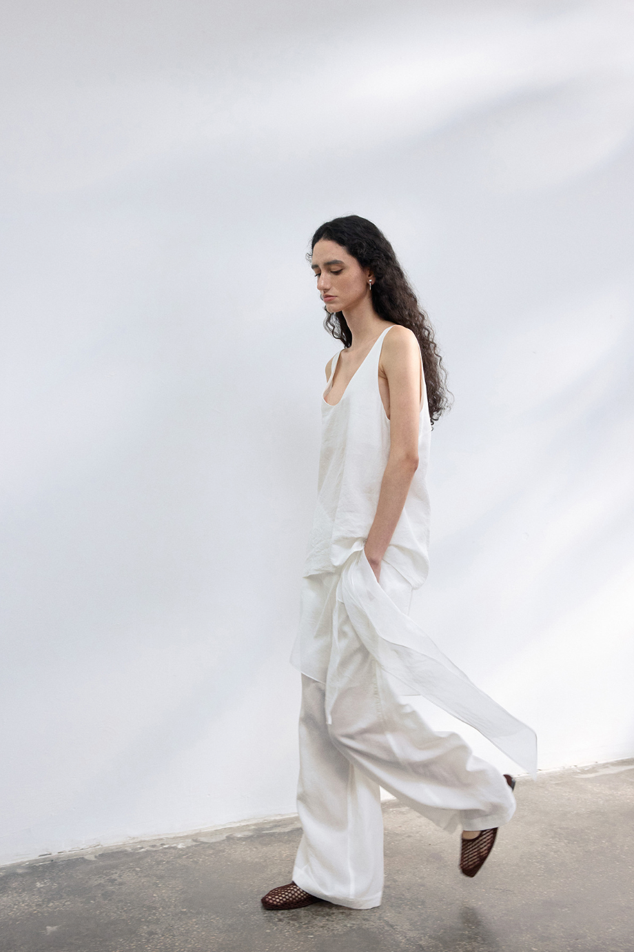 Airy drawstring wide pants / white