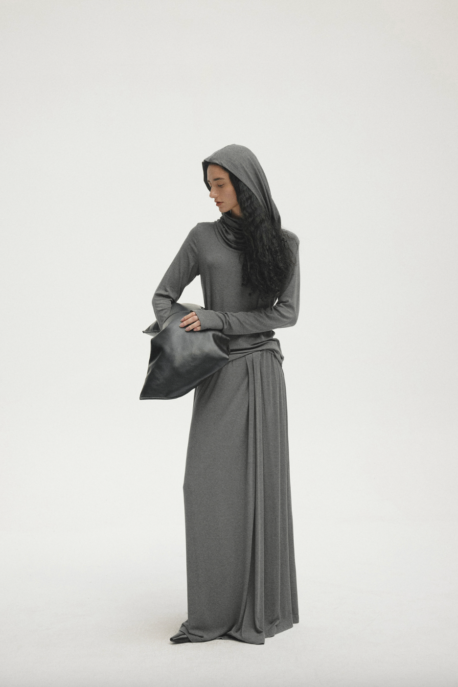 Draped fluid long skirt / gray