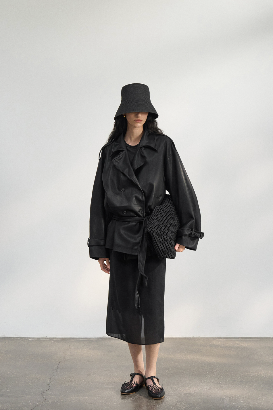 Over short leather trench coat / black