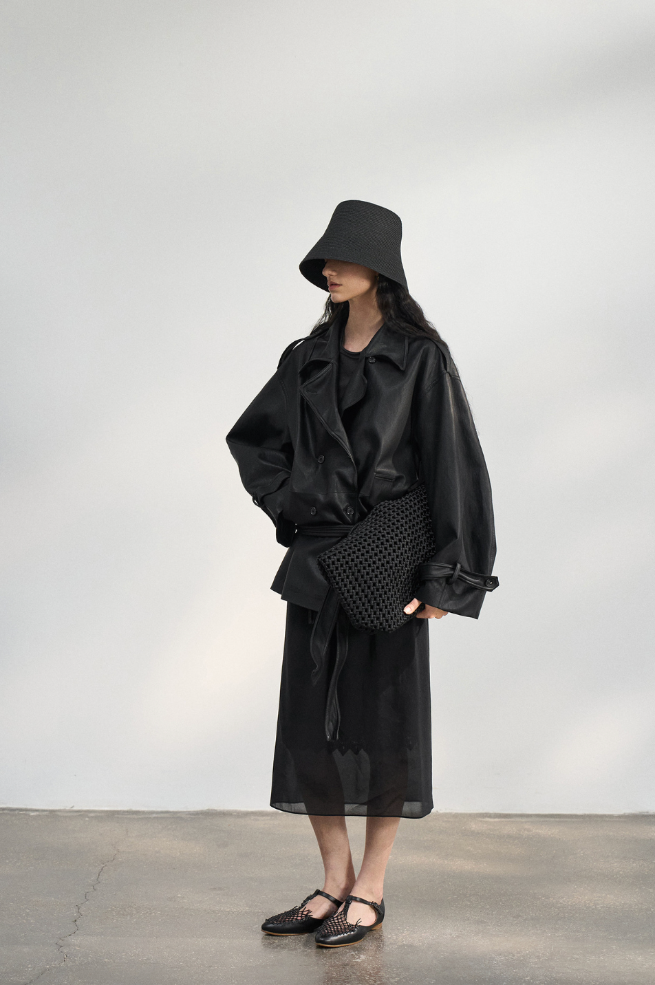 Over short leather trench coat / black