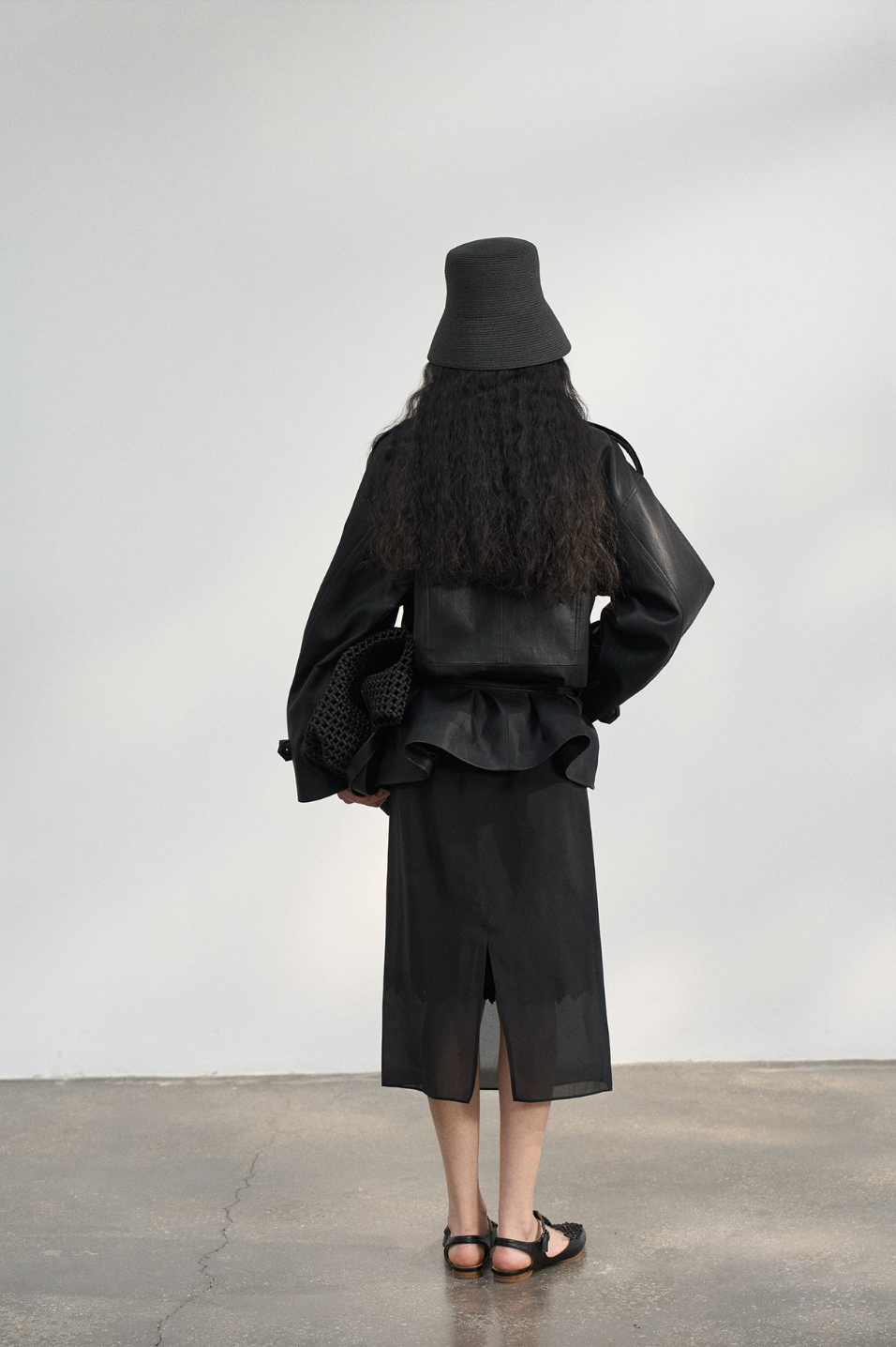 Over short leather trench coat / black