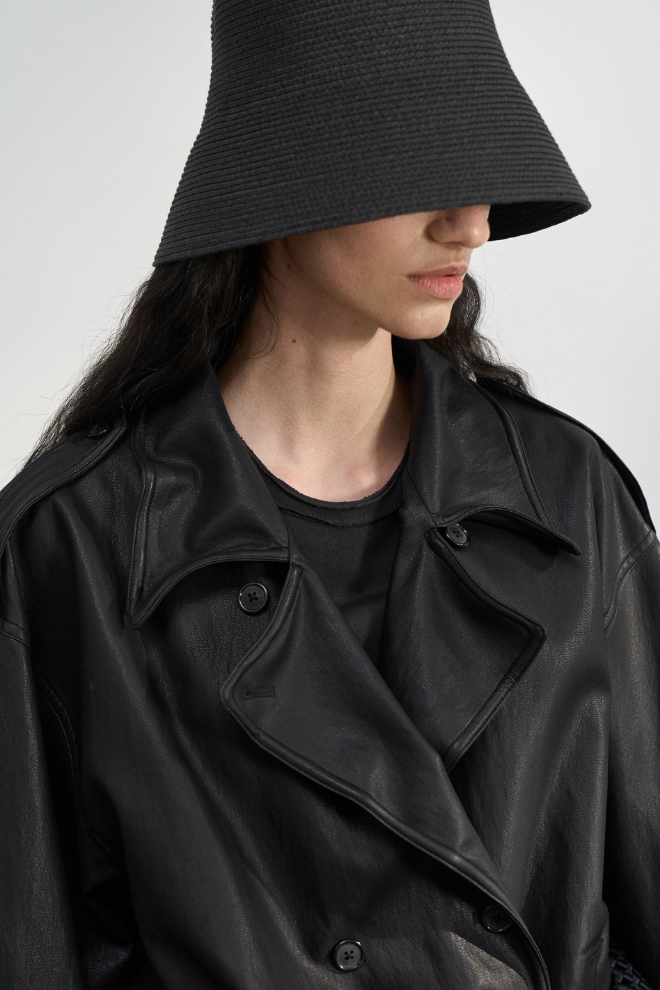 Over short leather trench coat / black