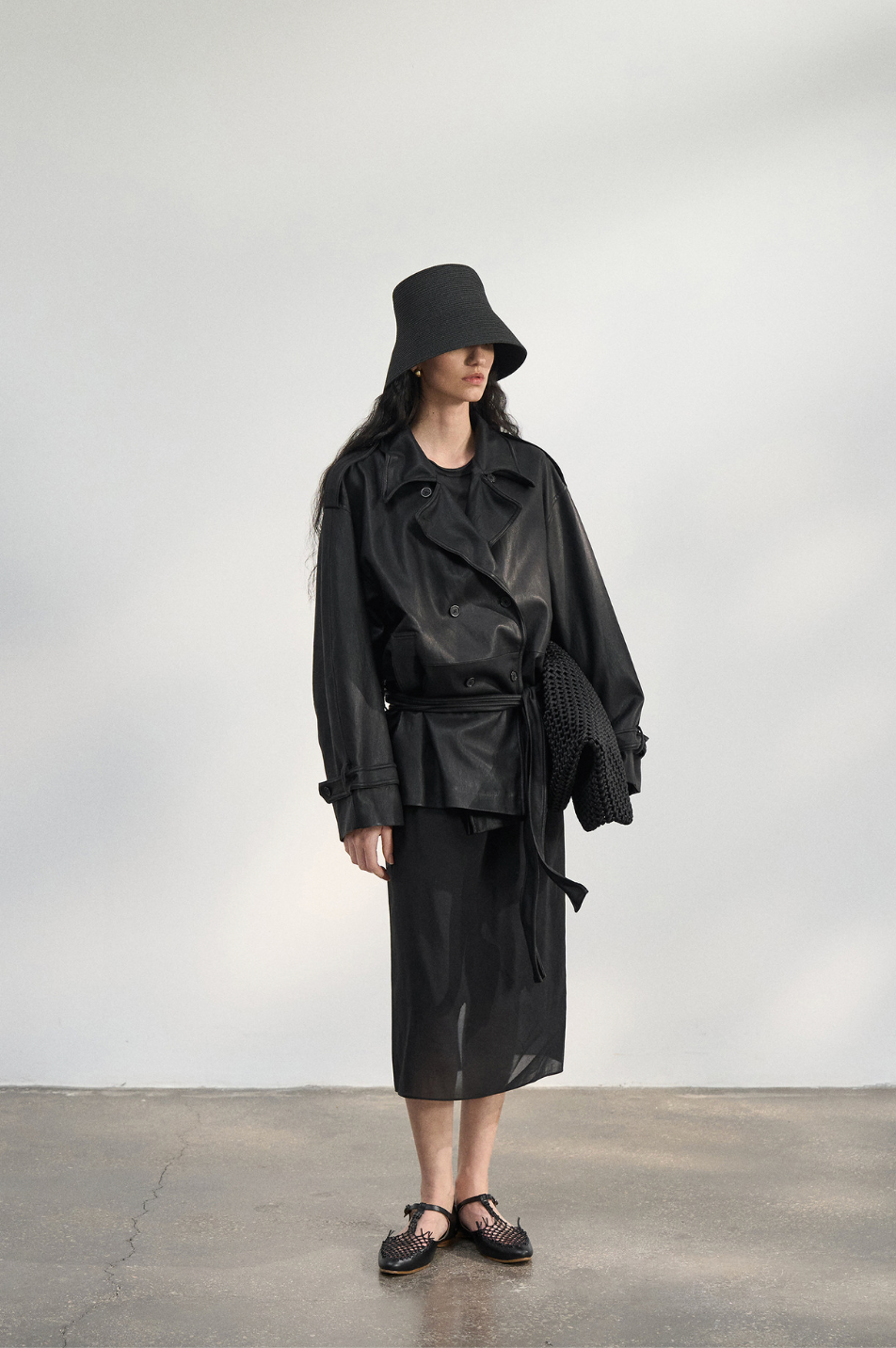 Over short leather trench coat / black