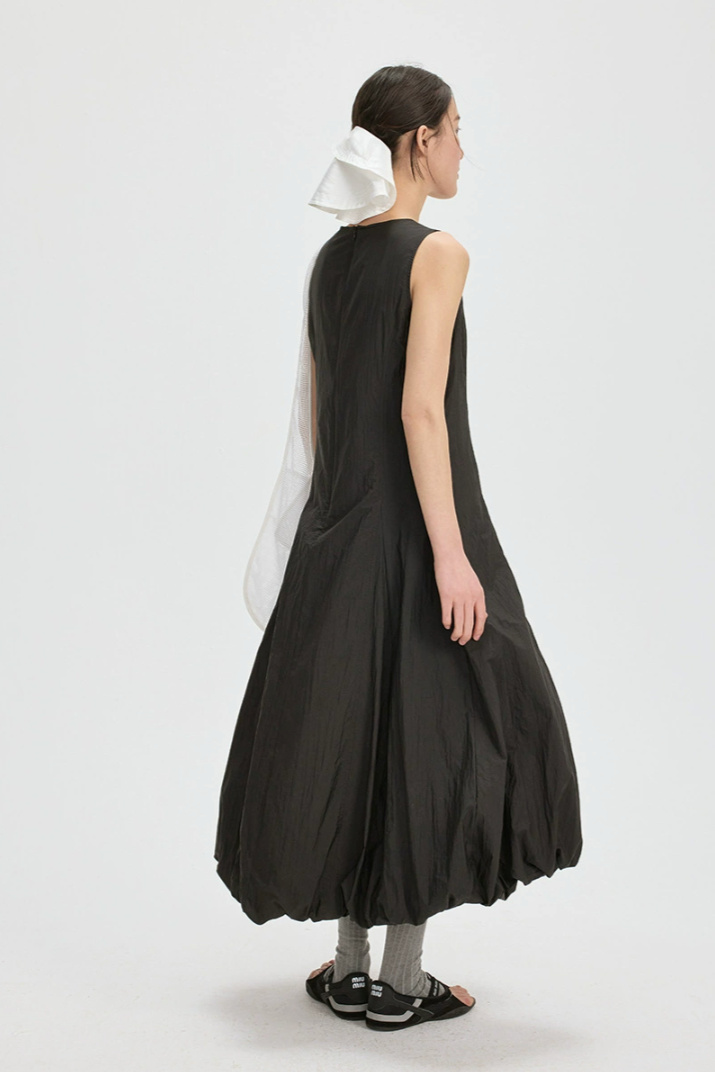 Balloon silhouette sleeveless dress / white