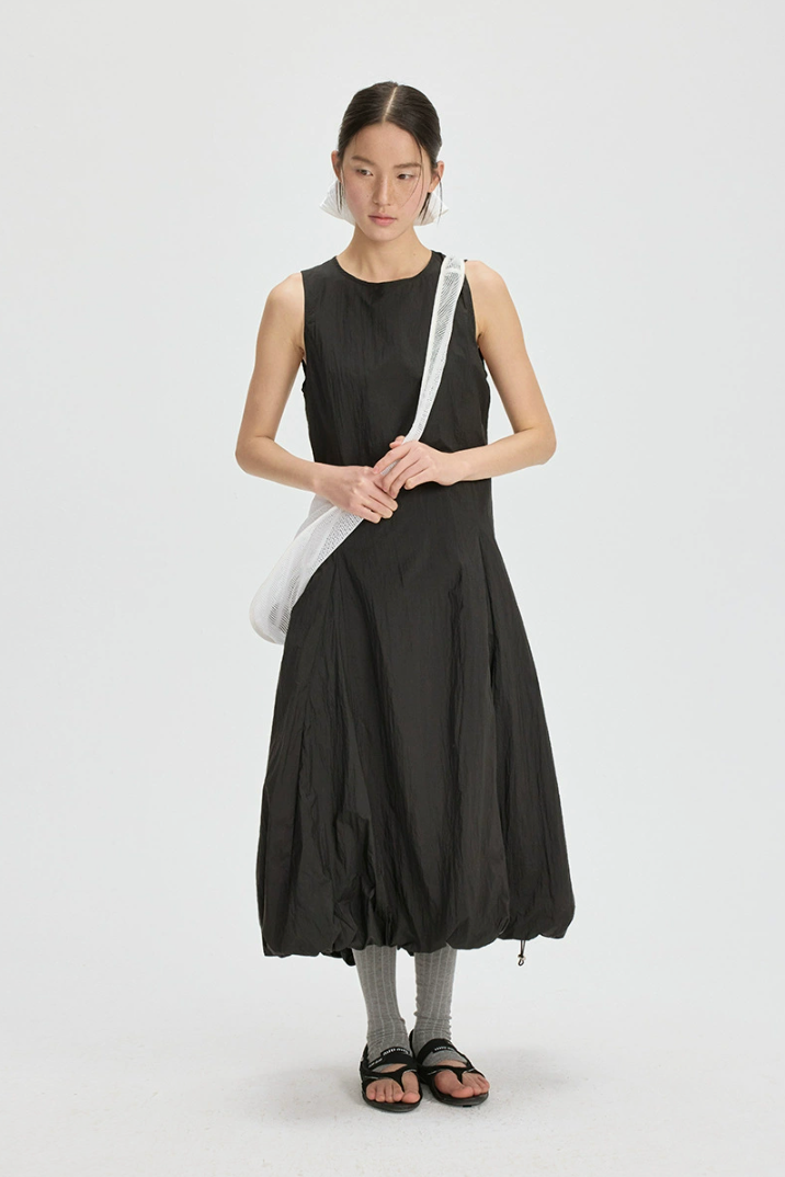 Balloon silhouette sleeveless dress / black