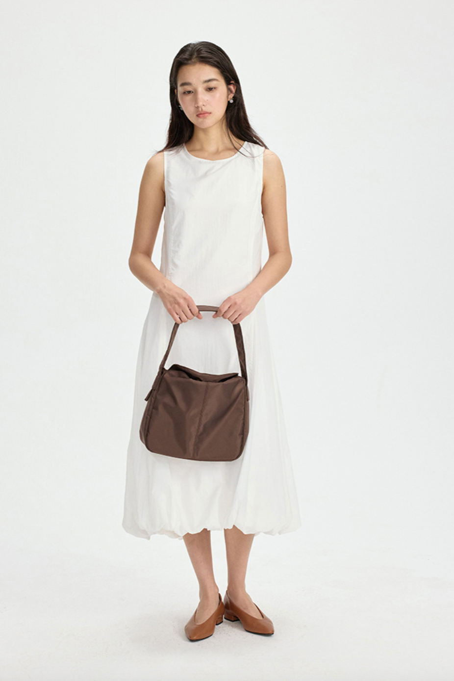 Balloon silhouette sleeveless dress / white