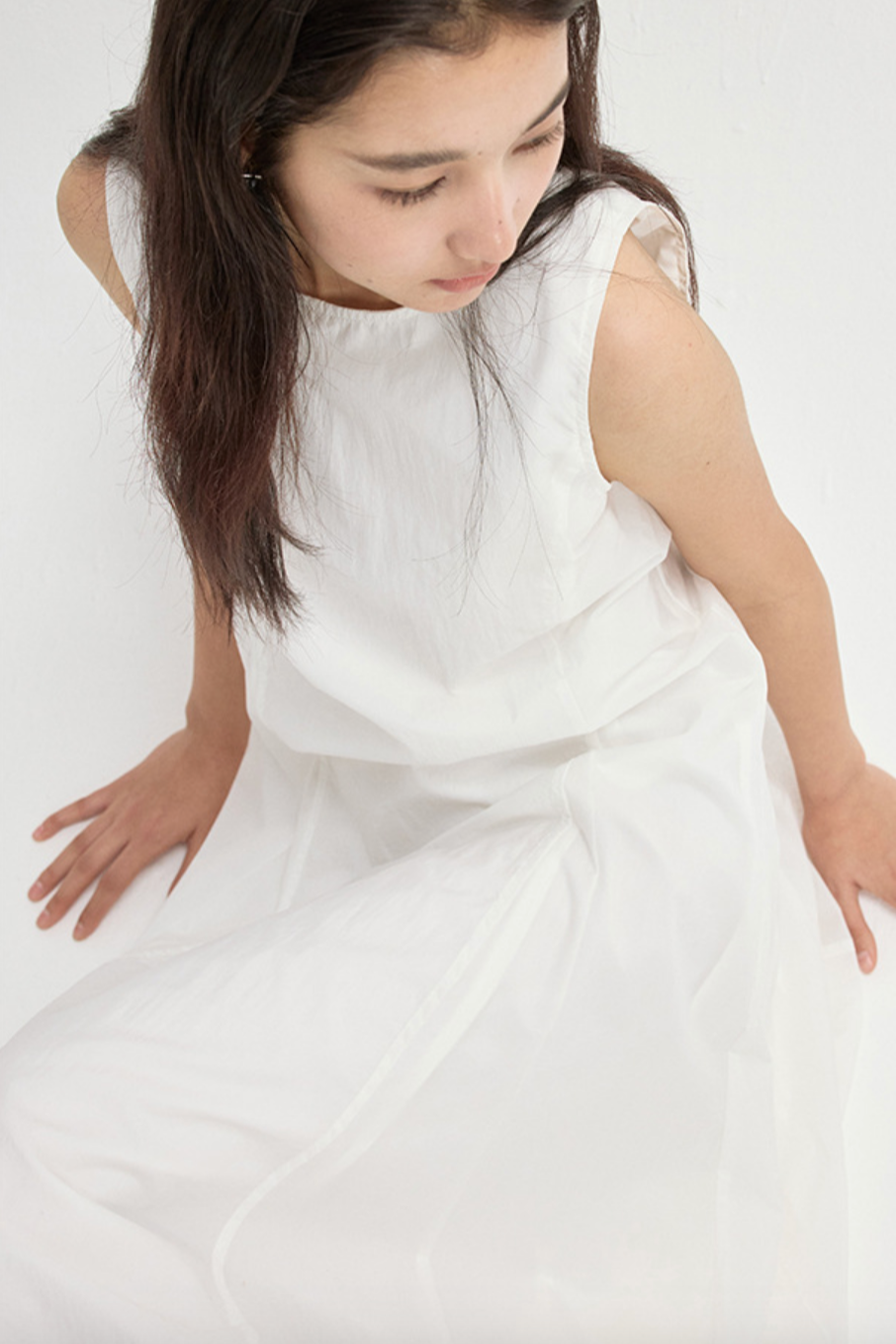 Balloon silhouette sleeveless dress / white