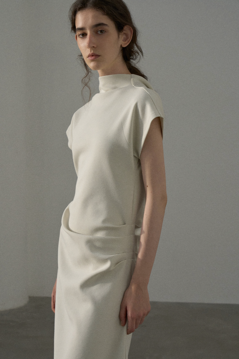 Half high collar backless dress / off white