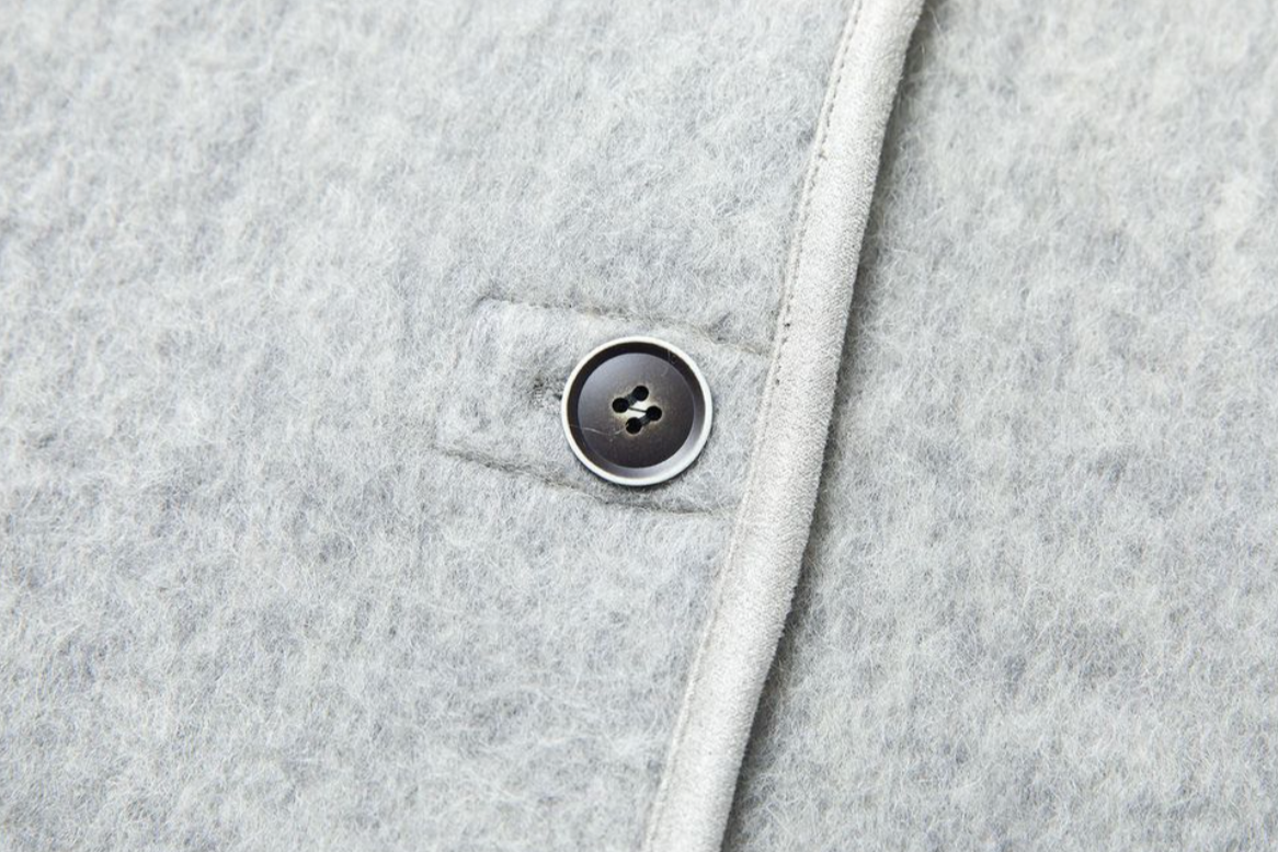 Wool-blend form short coat / white