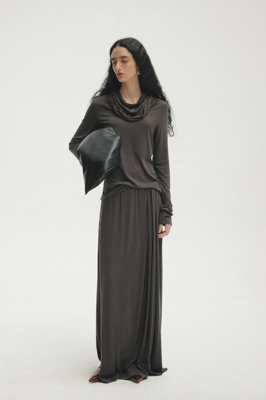 Draped fluid long skirt / charcoal