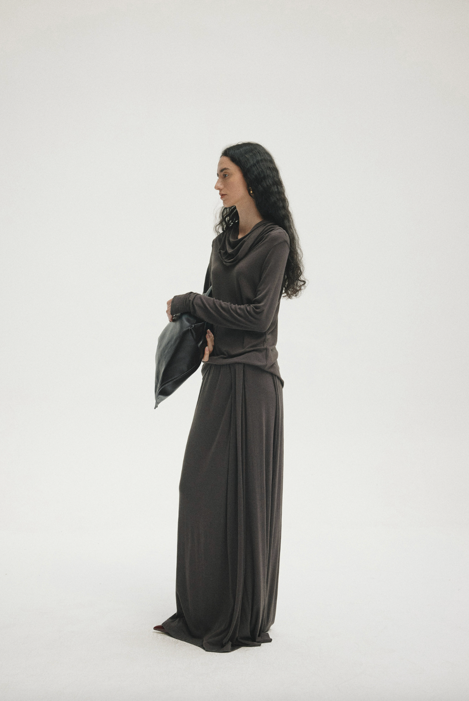 Draped fluid long skirt / charcoal