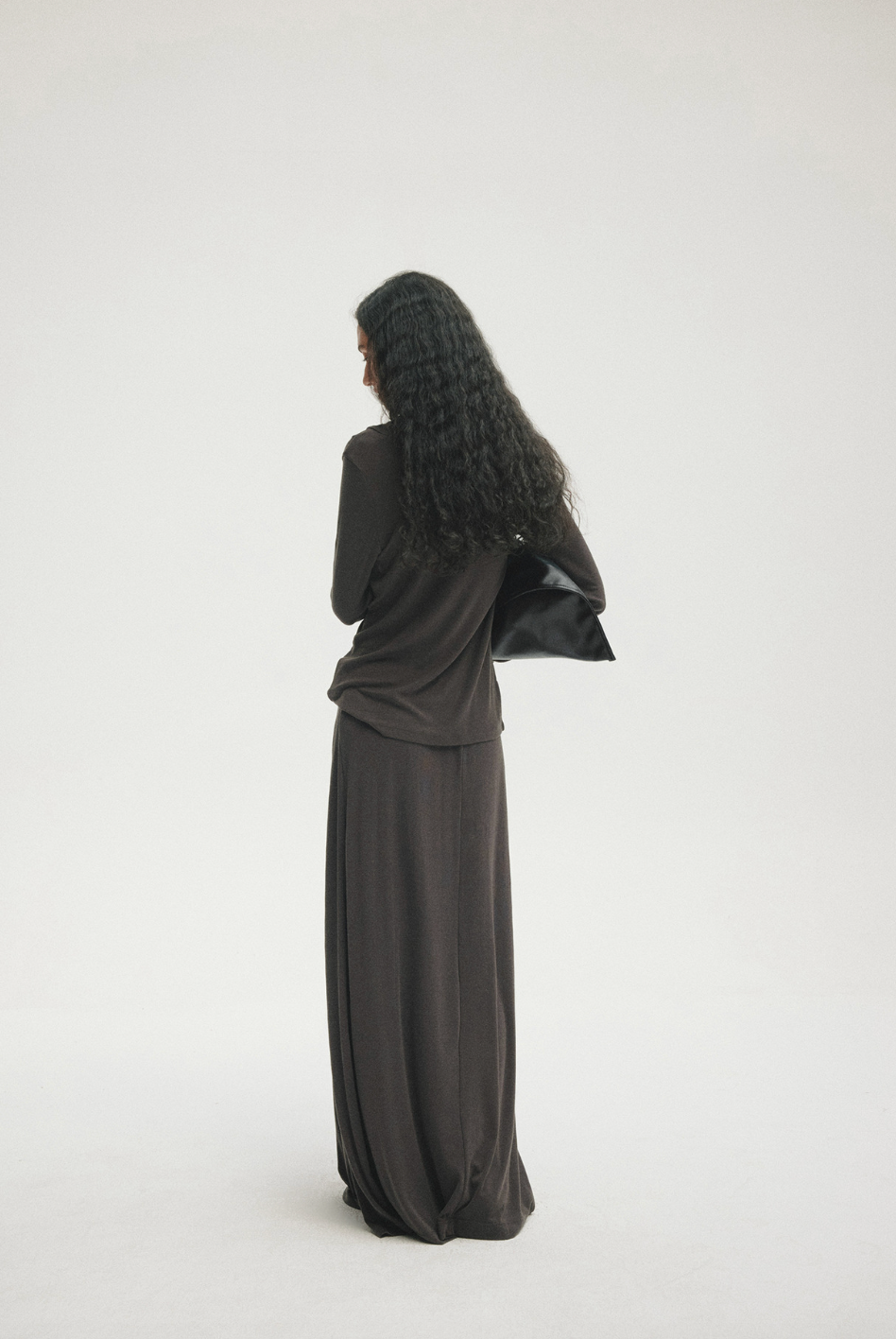 Draped fluid long skirt / charcoal