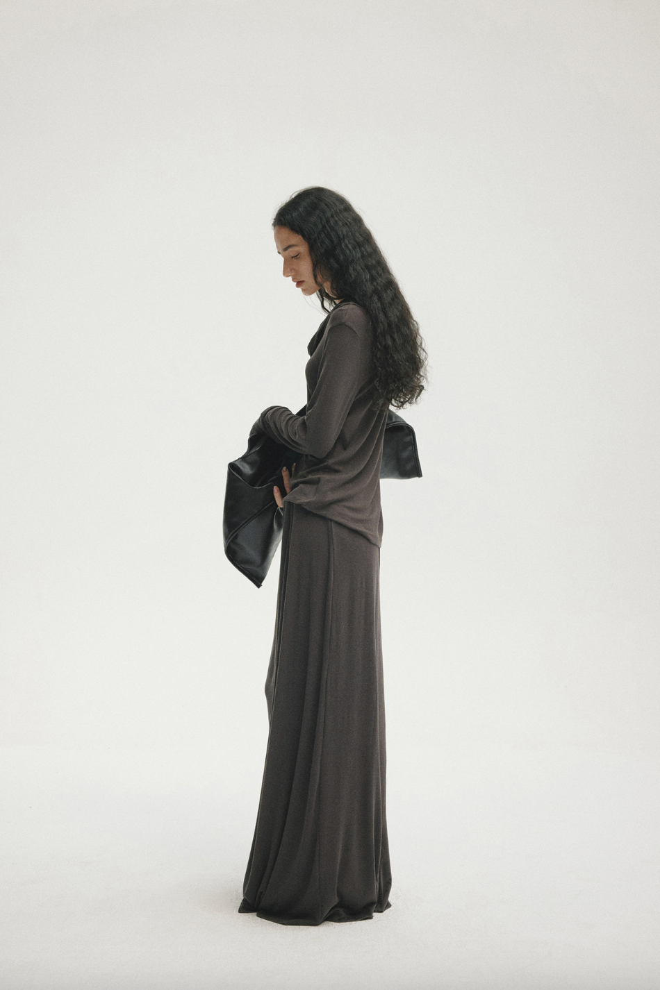 Draped fluid long skirt / charcoal