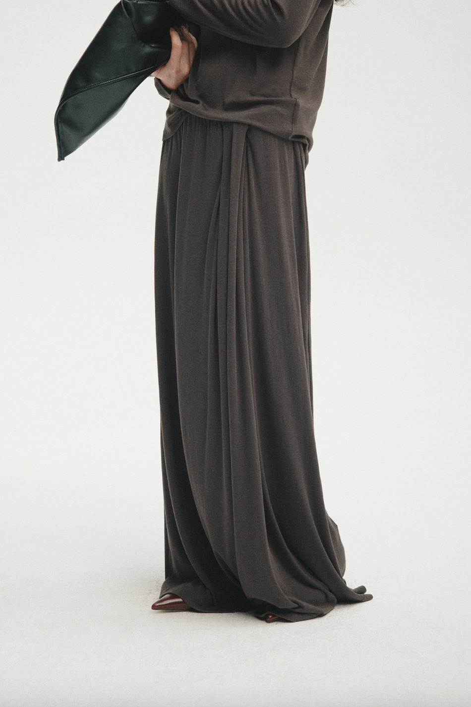 Draped fluid long skirt / charcoal