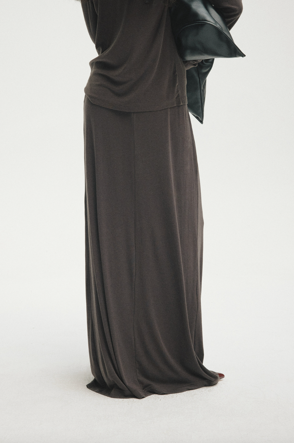 Draped fluid long skirt / charcoal