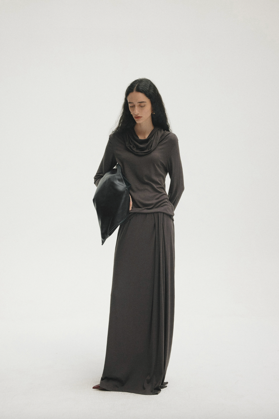 Draped fluid long skirt / charcoal