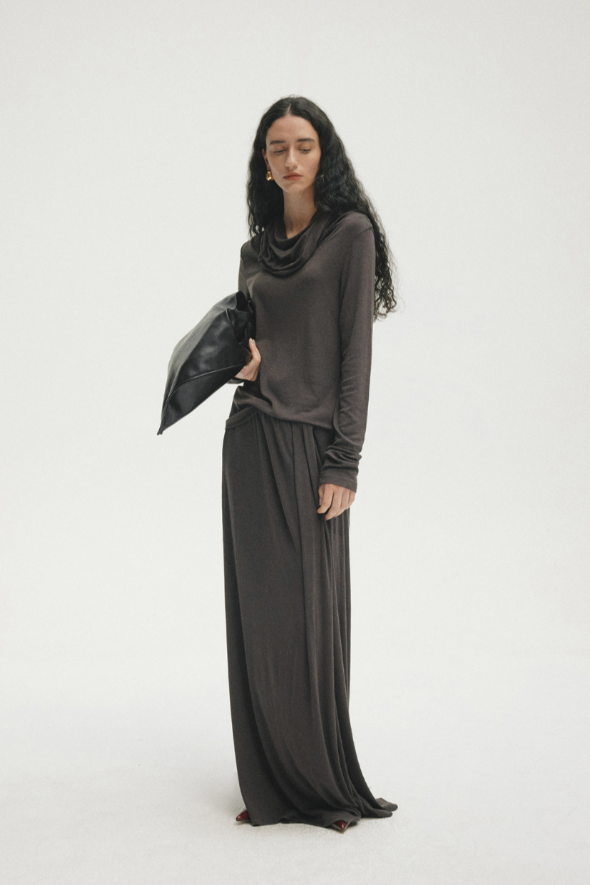 Draped fluid long skirt / charcoal