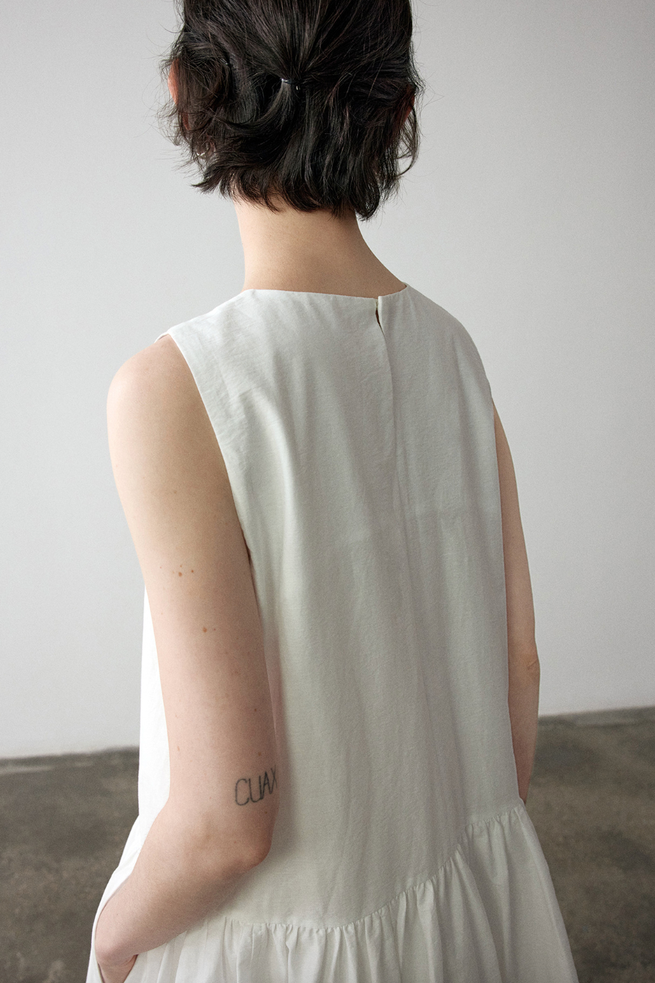 Gathered cotton-linen flare dress / white