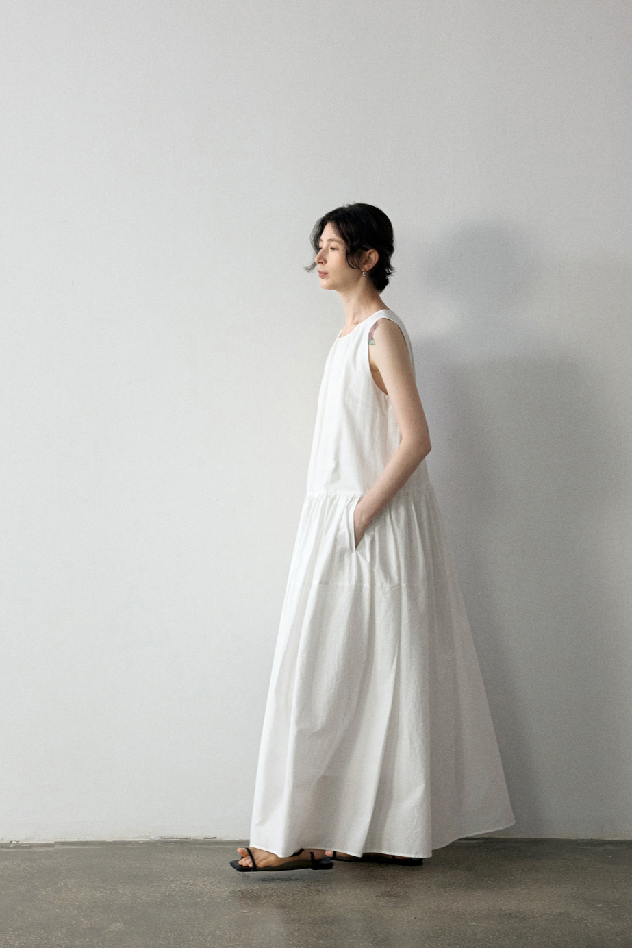 Gathered cotton-linen flare dress / white