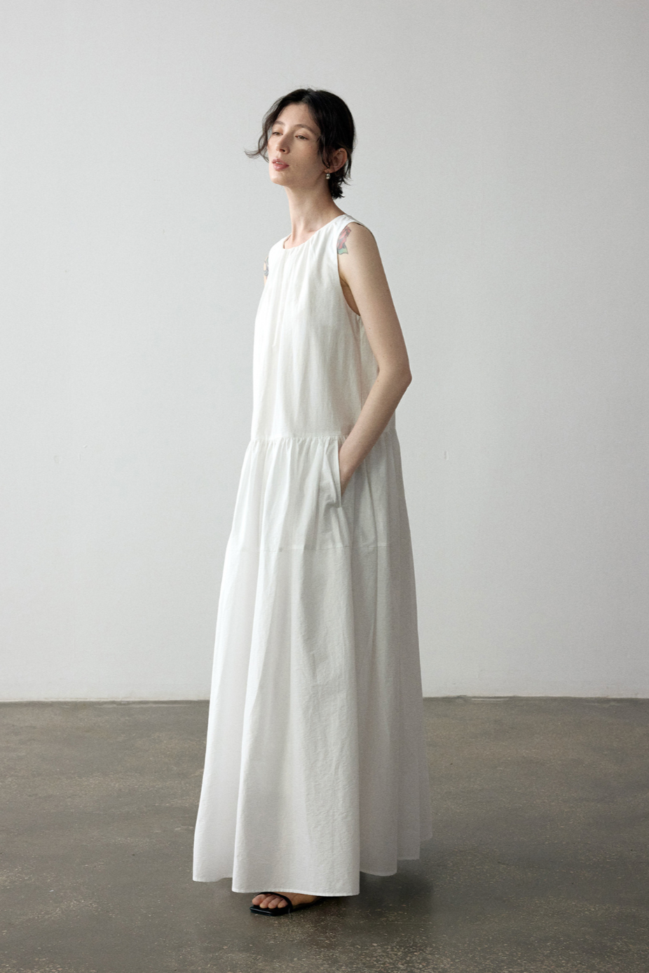 Gathered cotton-linen flare dress / white