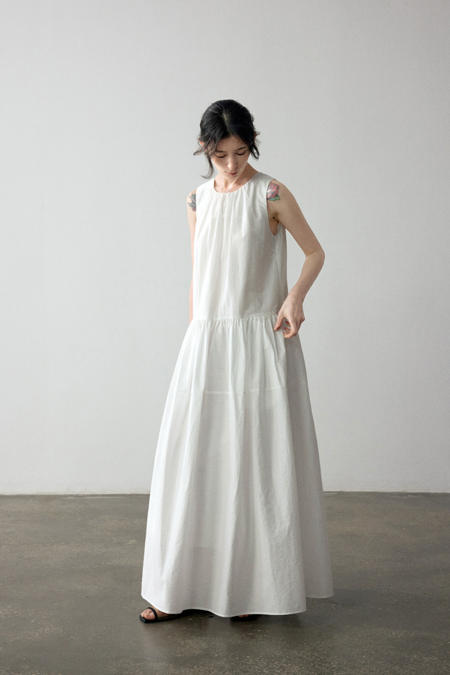 Gathered cotton-linen flare dress / white