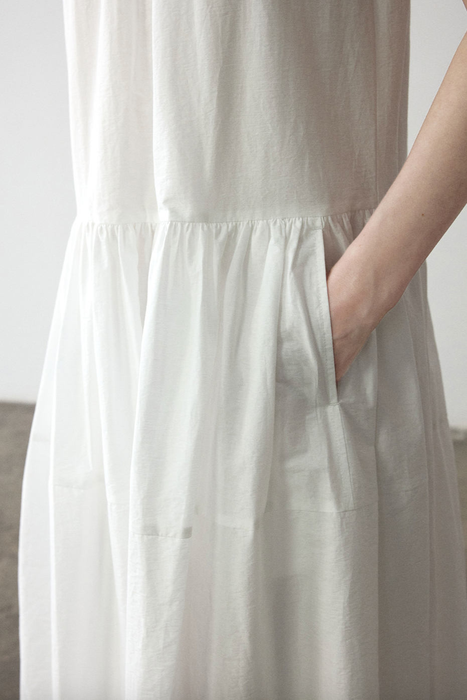 Gathered cotton-linen flare dress / white