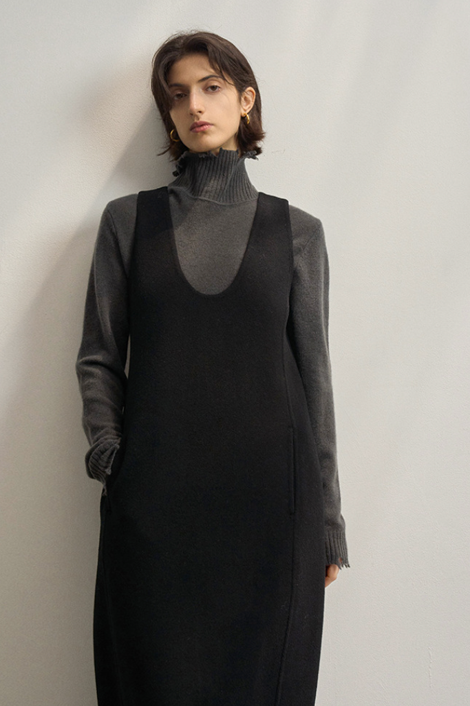 Deep U neck cocoon dress / black