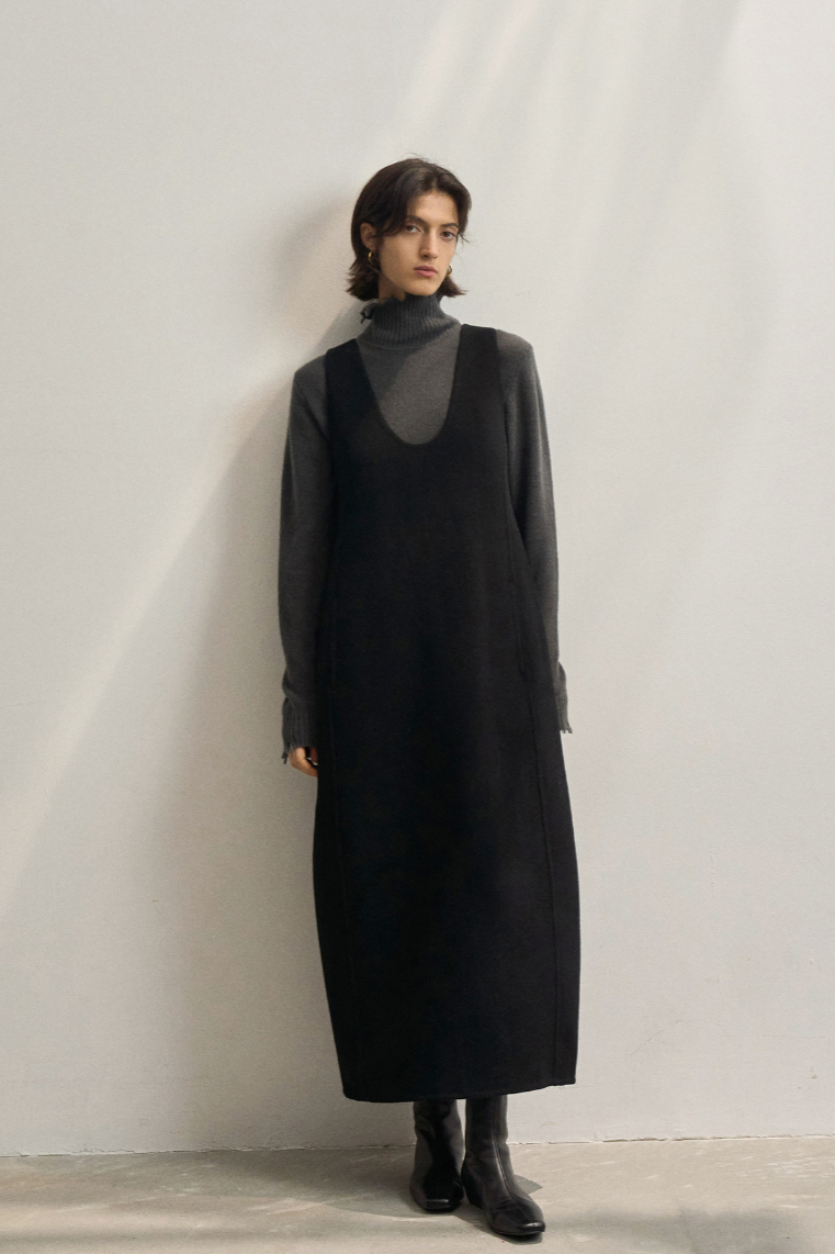 Deep U neck cocoon dress / black