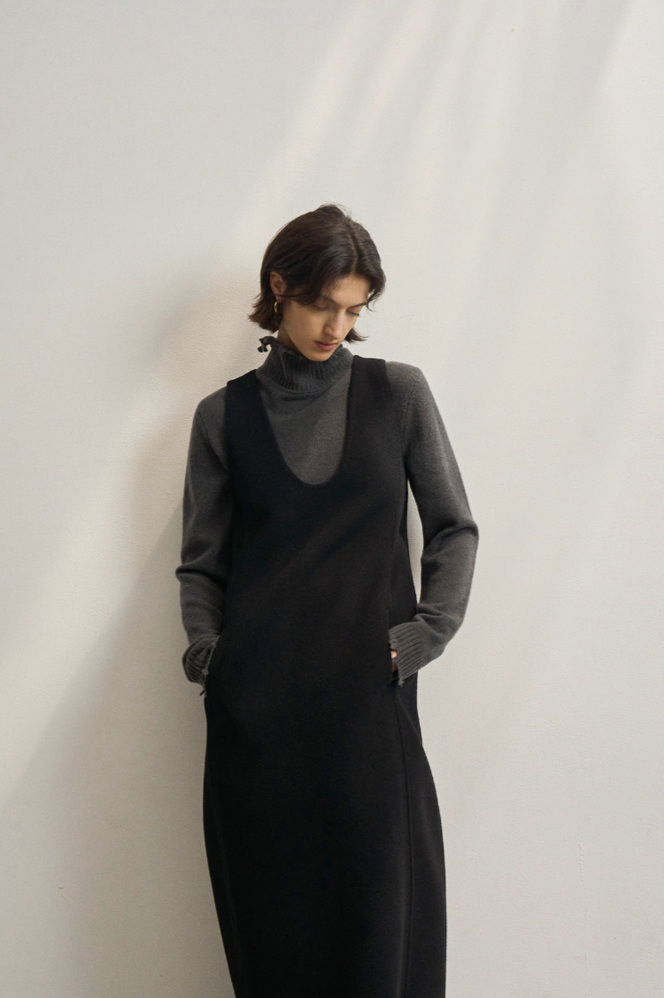 Deep U neck cocoon dress / black