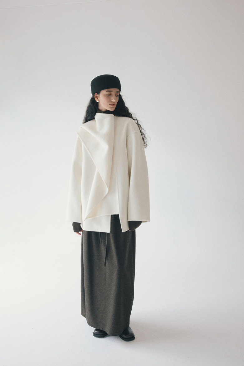 Large stole short coat / white