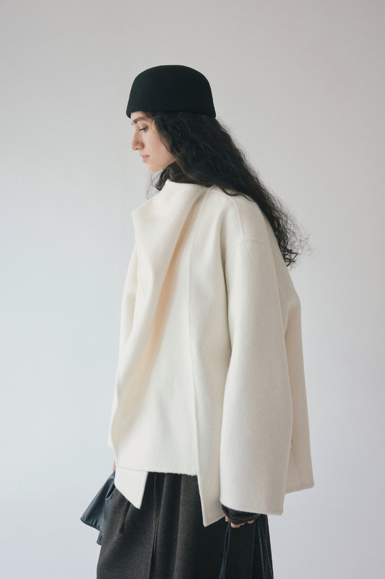 Large stole short coat / white