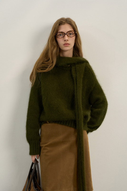 Rabbit fur crew neck knit with scarf / green