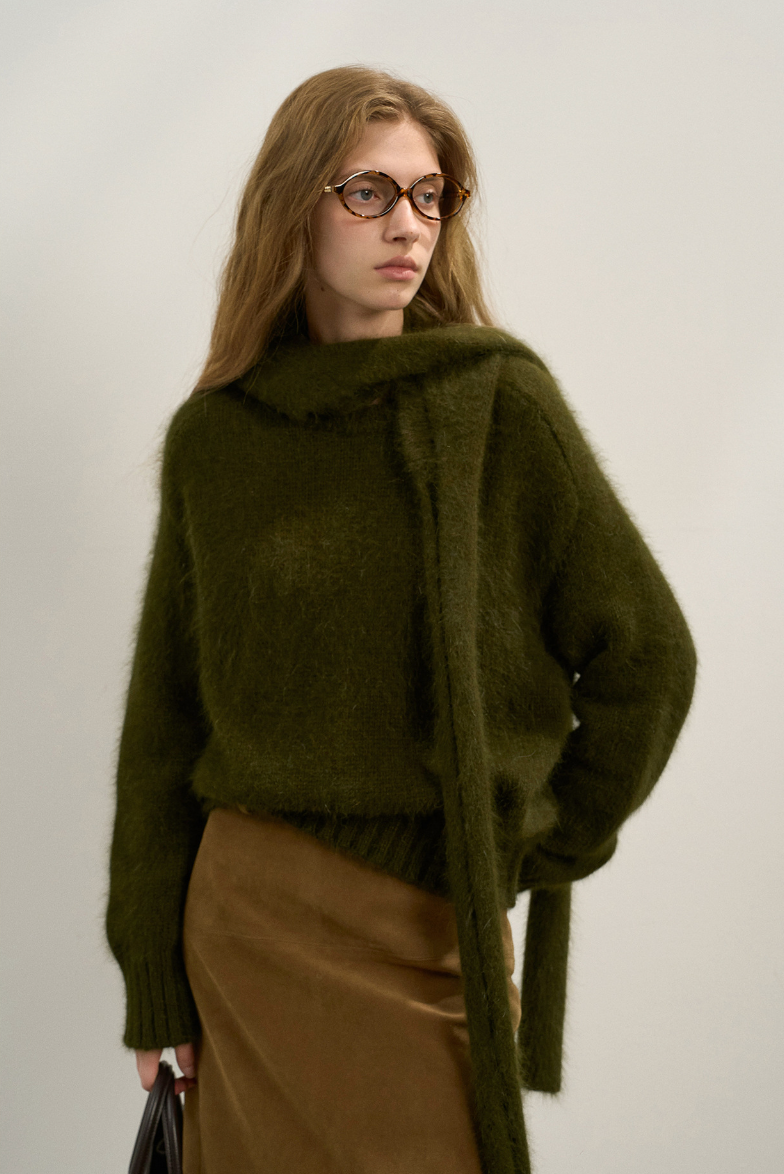 Rabbit fur crew neck knit with scarf / green