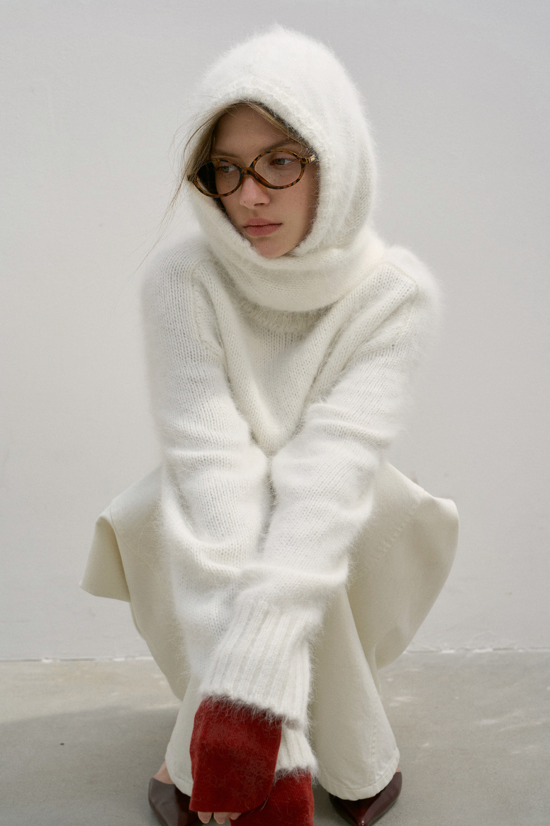 Rabbit fur crew neck knit with scarf / white