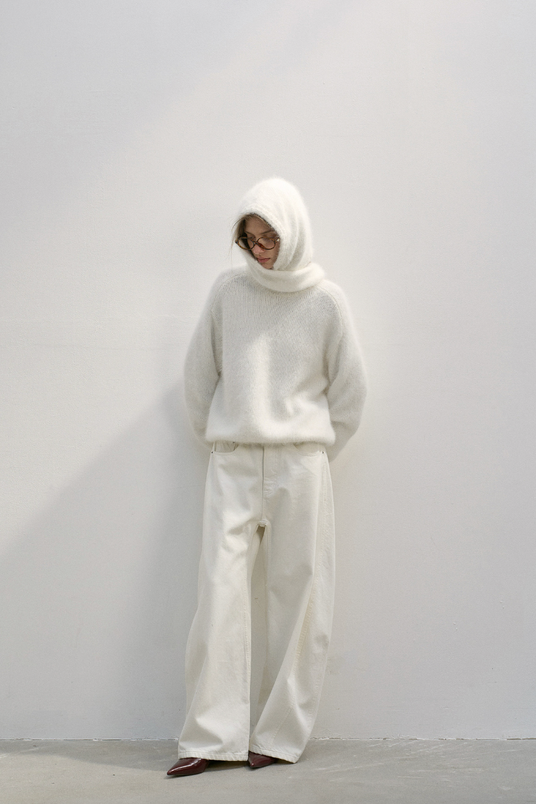 Rabbit fur crew neck knit with scarf / white