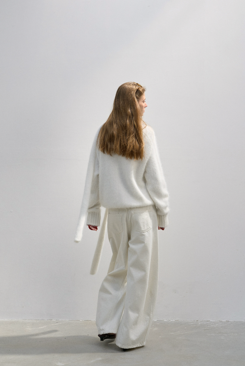 Rabbit fur crew neck knit with scarf / white