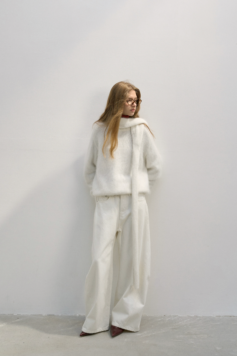 Rabbit fur crew neck knit with scarf / white