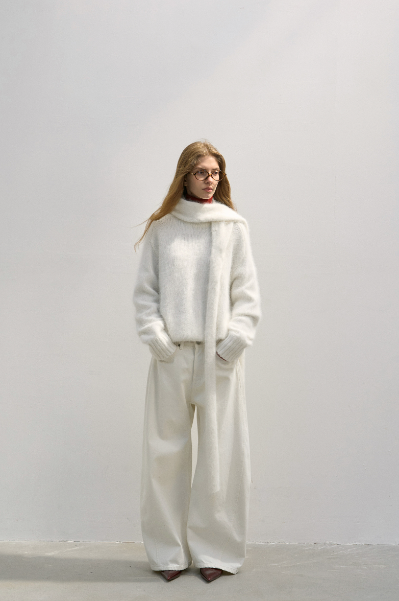 Rabbit fur crew neck knit with scarf / white