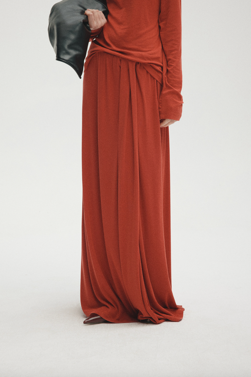 Draped fluid long skirt / red