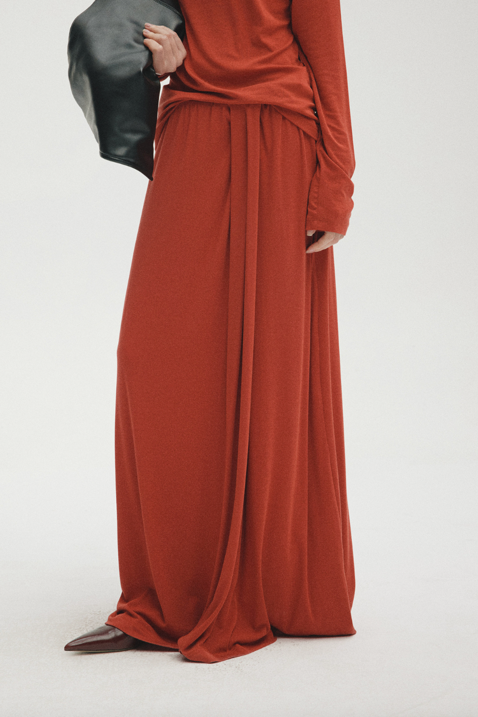 Draped fluid long skirt / red